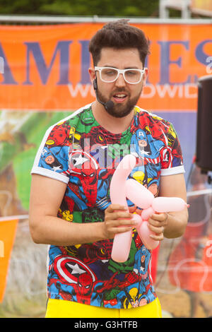 Marky Jay-Zirkus-Workshop am Alresford Music Festival 2016, Alresford, Hampshire, England, Vereinigtes Königreich. Stockfoto