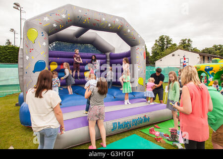 Bouncy Burgen, Kinderland, Alresford Music Festival 2016, Alresford, Hampshire, England, Vereinigtes Königreich. Stockfoto