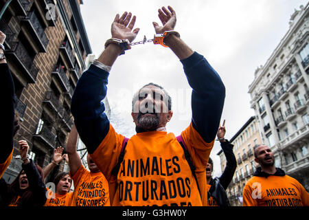 Hunderte haben Stierkampfarena Las Ventas Protest gegen tierische Folter und Stierkampf in Madrid marschierte. (Foto von Marcos del Mazo/Pacific Press) Stockfoto