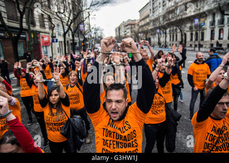 Hunderte haben Stierkampfarena Las Ventas Protest gegen tierische Folter und Stierkampf in Madrid marschierte. (Foto von Marcos del Mazo/Pacific Press) Stockfoto