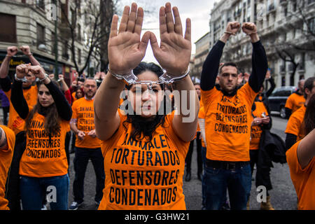 Hunderte haben Stierkampfarena Las Ventas Protest gegen tierische Folter und Stierkampf in Madrid marschierte. (Foto von Marcos del Mazo/Pacific Press) Stockfoto