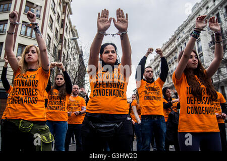 Hunderte haben Stierkampfarena Las Ventas Protest gegen tierische Folter und Stierkampf in Madrid marschierte. (Foto von Marcos del Mazo/Pacific Press) Stockfoto