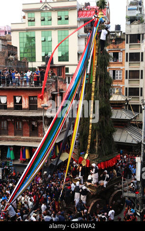 Anhänger halten Heilige Tücher bieten Gebete in den Wagen von Seto Machhendranath während des zweiten Tages der Seto Machhendranath Chariot Festival vor der Machhendranath-Tempel in Kathmandu, Nepal. (Foto von Archana Shrestha/Pacific Press) Stockfoto