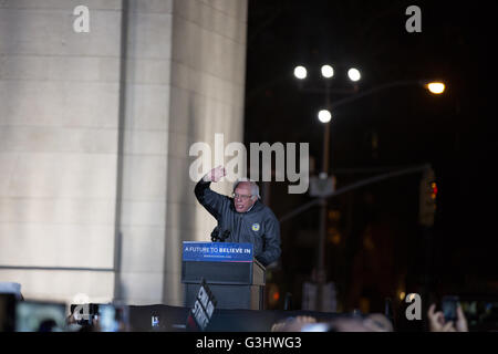 New York City, USA. 13. April 2016. Bernie Sanders spricht bei seiner Kundgebung am Washington Square Park. © Louise Wateridge/Pacific Press/Alamy Live-Nachrichten Stockfoto