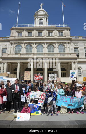 Studenten, Aktivisten & Stadtratmitglieder versammeln sich vor dem Rathaus. NYC-nahen & High-School-Studenten trat Mitglieder des Stadtrates NYC am Rathaus Schritte für die Umsetzung der vorgeschlagenen Verbot der Verwendung von Plastiktüten in Einzelhandelsumgebungen & für die Ersetzung der wiederverwendbare Stofftaschen an ihrer Stelle anrufen (Foto: Andy Katz / Pacific Press) Stockfoto