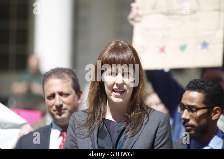 Aktivist Debby Lee Cohen Null Abfall Cafeterias. NYC-nahen & High-School-Studenten trat Mitglieder des Stadtrates NYC am Rathaus Schritte für die Umsetzung der vorgeschlagenen Verbot der Verwendung von Plastiktüten in Einzelhandelsumgebungen & für die Ersetzung der wiederverwendbare Stofftaschen an ihrer Stelle anrufen (Foto: Andy Katz / Pacific Press) Stockfoto