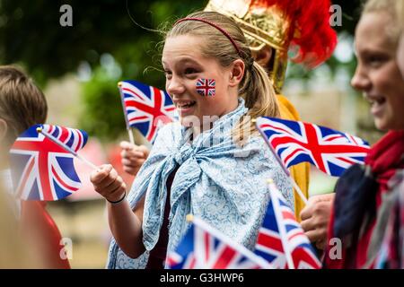 Kinder aus Brimpsfield Kleid royal unter dem Motto verkleidet auf die großen Mittagessen Straßenfest, Brimpsfield, Gloucestershire, besuchte der Prinz von Wales und die Herzogin von Cornwall zu Ehren des 90. Geburtstag der Königin. Stockfoto