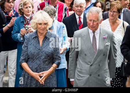 Die Herzogin von Cornwall und die Prince Of Wales besuchen den großen Mittagessen Straßenfest in Brimpsfield, Gloucestershire, zu Ehren des 90. Geburtstag der Königin. Stockfoto