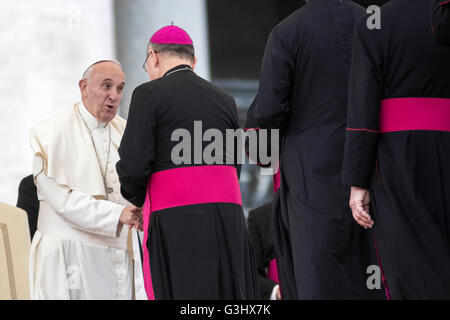 Francis Papst grüßt Bischöfe während seiner wöchentlichen Generalaudienz in dem Petersplatz im Vatikan. Papst Francis am Mittwoch erteilt einen Aufruf zum Gebet für seine bevorstehende Reise auf der griechischen Insel Lesbos, wo er mit einigen der Zehntausende Flüchtlinge treffen wird, die durch die Insel bestanden haben. (Foto von Giuseppe Ciccia/Pacific Press) Stockfoto