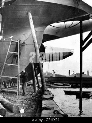 AJAXNETPHOTO. 1930ER JAHRE (CA.). GOSPORT, ENGLAND.-VETERAN KLASSE YACHTEN BEI GOSPORT - ARBEITER AUFLEGEN DER RIESIGEN J KLASSE UND 23 METER YACHTEN AUF CAMPER & NICHOLSON GOSPORT WERFT IN DEN 1930ER JAHREN AUFGELEGT.  FOTO: AJAX NEWS & FEATURE SERVICE. REF: 23M LAY UP GOSPORT 1930 Stockfoto