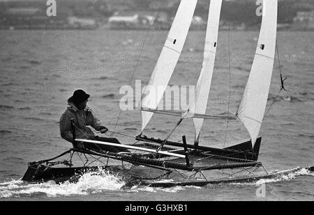 AJAXNETPHOTO. OKTOBER 1977. PORTLAND, ENGLAND. -WEYMOUTH SPEED WEEK - 10 METER-KLASSE ARTIMEDE MIT GESCHWINDIGKEIT AM HAFEN VON PORTLAND. FOTO: JONATHAN EASTLAND/AJAX REF: 77 30130 Stockfoto