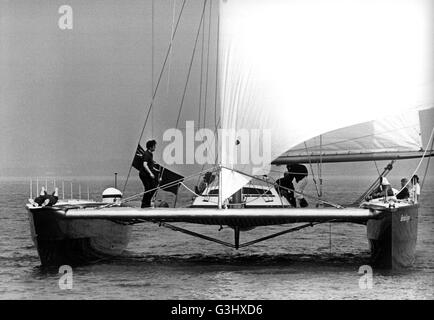 AJAX-NEWS-FOTOS. 29. APRIL 1974. SOLENT, ENGLAND - NEUE KATAMARAN PROBEFAHRTEN - ROBIN KNOX JOHNSTON ES NEUE 70FT KATAMARAN BRITISCHE SAUERSTOFF AM MEER-WEGE AUS DER ISLE OF WIGHT. FOTO: JONATHAN EASTLAND/AJAX REF: 742106 Stockfoto