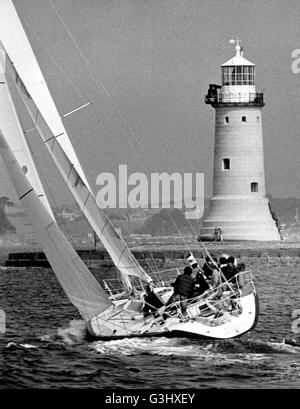 AJAXNETPHOTO. 10. AUGUST 1983. PLYMOUTH, ENGLAND. -ADMIRALS CUP - FASTNET RACE - TEAM FRANKREICH - DIVA (FRA) BESTEHEN DIE WELLENBRECHER-LICHT ZU SEHEN. FOTO: JONATHAN EASTLAND /AJAX REF: HDD YA DIVA FASTNET 1983 Stockfoto