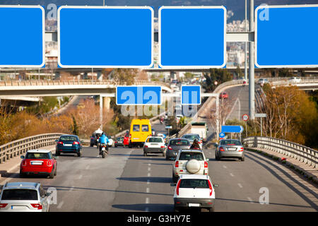 Autos auf der Autobahn mit leeren gerichteten Verkehrszeichen Stockfoto