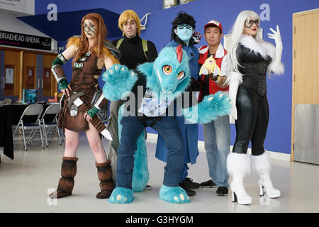 Cosplayer zu besuchen, wie ihre Lieblings-Charaktere (von links nach rechts, hintere Reihe) Spiele Julie Ross, 20, (Aela die Jägerin von Elder Scrolls: Sky-Rim), David Green, 25 (Ron Stoppable von Kim Possible), Scott Martin, 22 (Dr Darkken von Kim Possible), Henry Woo, 26 (Trainer rot von Pokemon), Laura McLachlan, 23 (Black Cat von Marvel) und James Scollon, 29, (vorne, Mitte) (Impergator von Pokemon) , wie Fans von Computerspielen am Wochenende anwesend lange PLAY Expo an der Braehead Arena, Glasgow. Stockfoto