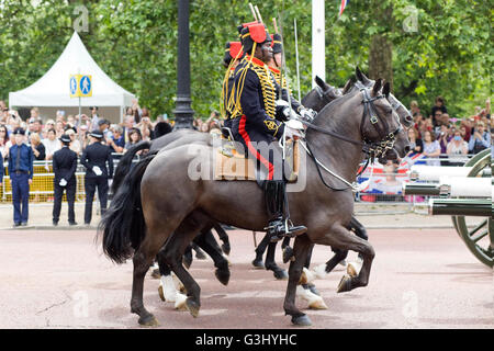 Die Regimenter der Royal Horse Artillery auf der Mall für die Königinnen 90. Geburtstagsfeiern, die Könige Truppen Stockfoto