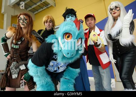 Cosplayer zu besuchen, wie ihre Lieblings-Charaktere (von links nach rechts, hintere Reihe) Spiele Julie Ross, 20, (Aela die Jägerin von Elder Scrolls: Sky-Rim), David Green, 25 (Ron Stoppable von Kim Possible), Scott Martin, 22 (Dr Darkken von Kim Possible), Henry Woo, 26 (Trainer rot von Pokemon), Laura McLachlan, 23 (Black Cat von Marvel) und James Scollon, 29, (vorne, Mitte) (Impergator von Pokemon) , wie Fans von Computerspielen am Wochenende anwesend lange PLAY Expo an der Braehead Arena, Glasgow. Stockfoto