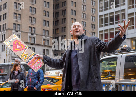 New Yorker, treten für Gruppen und Studenten versammelten sich auf einer Kundgebung vor dem Hilton Midtown Hotel Mayor de Blasio und Gouverneur Andrew Cuomo feste Verpflichtungen einzugehen, um Offshore-Windkraft auffordern. Mayor de Blasio prüft derzeit die Möglichkeiten zur Versorgung aller Gebäude der Stadt aus erneuerbaren Quellen und wird voraussichtlich eine allgemeine Aussage über seine Strategie für die Erfüllung dieses Ziels am Earth Day am 22. April machen. (Foto: Erik Mc Gregor / Pacific Press) Stockfoto