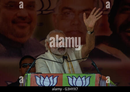 Asansol, Indien. 7. April 2016. Der indische Premierminister Shri Narendra Modi, Gesten während einer öffentlichen Versammlung von der Bharatiya Janata Party (BJP) vor Westbengal Zustand des Wahlkampfes in Asansol organisiert. © Debajyoti Das/Pacific Press/Alamy Live-Nachrichten Stockfoto