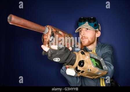 Cosplayer Chris Solok, 22, aus Ayr in den Charakter der einzige Überlebende aus dem Spiel Fallout 4, wie Fans von Computerspielen besuchen am Wochenende lange PLAY Expo an der Braehead Arena, Glasgow. Stockfoto