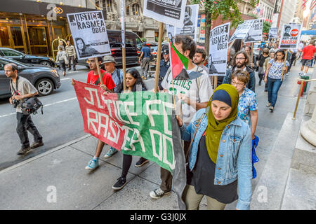 Rasmea Odeh erscheint mit ihren Anwälten vor Richter Gershwin Drain für eine Status-Konferenz am Bundesgericht in Detroit, Michigan. New York wird in Solidarität mit den Rasmea stehen. (Foto: Erik McGregor / Pacific Press) Stockfoto