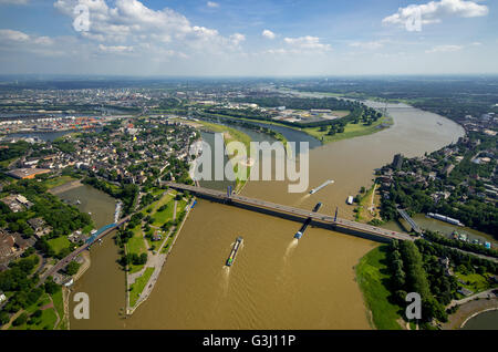 Luftaufnahme, A40 Autobahnbrücke über den Rhein, Rheinbrücke mit Passagier Schiff, Duisburg, Ruhrgebiet, Nordrhein-Westfalen Stockfoto