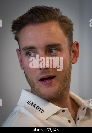 England Cricket Spieler Stuart Broad besucht eine Weinverkostung für Hardys Weine in Weybridge, Großbritannien 6. Juni 2016 Stockfoto