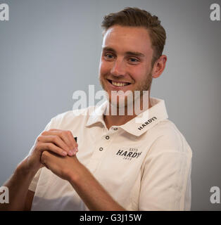 England Cricket Spieler Stuart Broad besucht eine Weinverkostung für Hardys Weine in Weybridge, Großbritannien 6. Juni 2016 Stockfoto