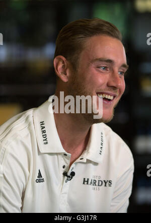 England Cricket Spieler Stuart Broad besucht eine Weinverkostung für Hardys Weine in Weybridge, Großbritannien 6. Juni 2016 Stockfoto