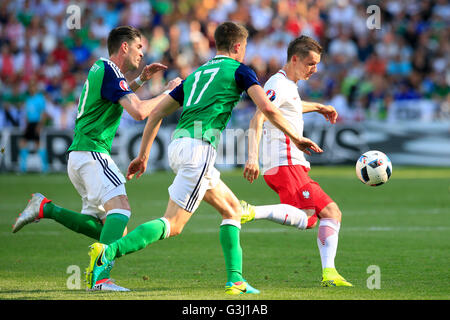 Polens Krzysztof Maczynski (rechts) sieht, die Weg von Northern Ireland Kyle Lafferty (links) und Paddy McNair während der UEFA Euro 2016, Gruppe C Spiel im Stade de Nizza, Nizza. Stockfoto