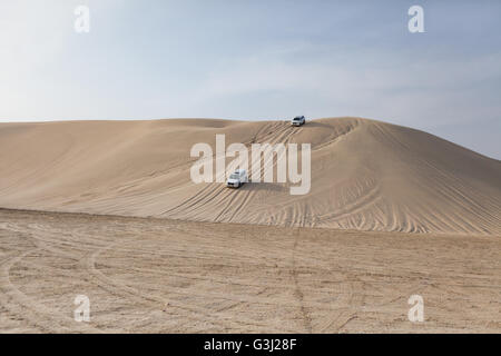 4 x 4 fahren über Sanddünen in der Wüste in Katar.  Arabian Adventures Wüstensafari auf das Binnenmeer. Stockfoto