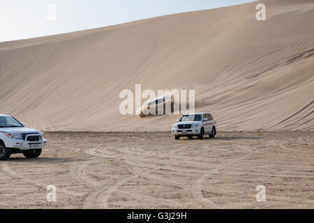 4 x 4 fahren über Sanddünen in der Wüste in Katar.  Arabian Adventures Wüstensafari auf das Binnenmeer. Stockfoto