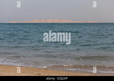 Die Küste von Saudi Arabien betrachtet von Katar Küste über das Binnenmeer. Stockfoto