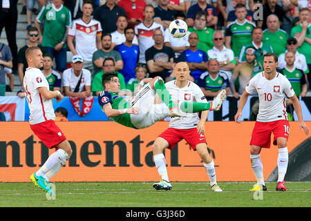 Northern Ireland Kyle Lafferty (Mitte) versucht einen über-Kopf-Kick auf das Tor während der UEFA Euro 2016, Gruppe C Spiel im Stade de Nizza, Nizza. Stockfoto