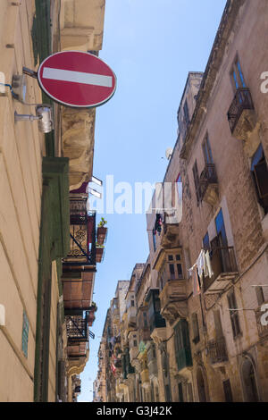 Einer der vielen engen Straßen in der Hauptstadt der Insel Malta - Valletta. Blick auf die Fenster und Balkone. Kein Eintrag Zeichen. Stockfoto