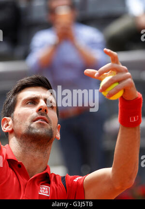 Rom, Italien. 11. Mai 2016. Serbiens Novak Djokovic in Aktion gegen Frankreichs Stephane Robert bei den Italian Open Tennisturnier. © Isabella Bonotto/Pacific Press/Alamy Live-Nachrichten Stockfoto