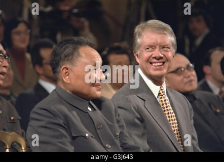 US-Präsident Jimmy Carter sitzt mit chinesische Staatschef Deng Xiaoping während der Sino-amerikanische Vereinbarung Unterzeichnungszeremonie 31. Januar 1979 in Peking, China. Die Vereinbarung normalisierte Beziehungen zwischen den beiden Ländern 30 Jahre diplomatische Isolation beenden. Stockfoto