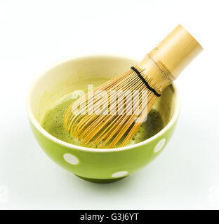 Japanischer Grüntee, grünen Matcha, Vorbereitung traditioneller japanischer grüner Tee. Tee ist zum Trinken bereit. Foto ist aus dem ursprünglichen Hintergrund ausschneiden. Stockfoto