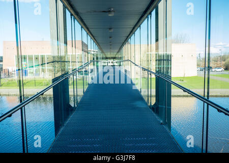 Gehweg über Kanal verbindet den viktorianischen Ofen und das Visitor Centre of The World of Glass, St. Helens, Merseyside, Großbritannien Stockfoto