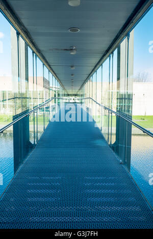 Gehweg über Kanal verbindet den viktorianischen Ofen und das Visitor Centre of The World of Glass, St. Helens, Merseyside, Großbritannien Stockfoto