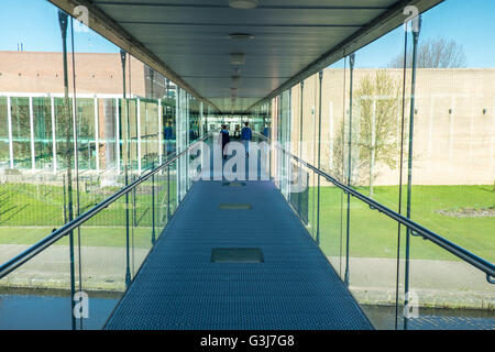 Gehweg über Kanal verbindet den viktorianischen Ofen und das Visitor Centre of The World of Glass, St. Helens, Merseyside, Großbritannien Stockfoto