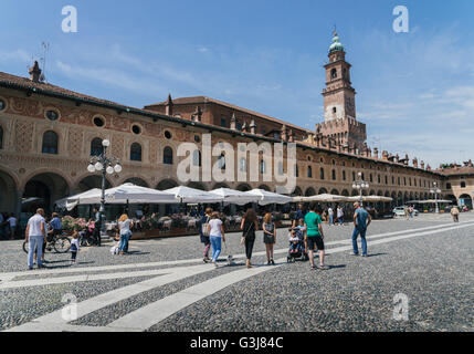 Ducale Square, Vigevano; Ansicht der Renaissance monumentalen Hauptplatz, im hellen Sommerlicht gedreht Stockfoto