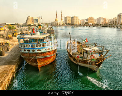 Vintage Foto Dhow Boote im Hafen von Schardscha, Dubai Stockfoto