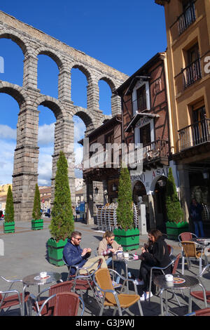 Roman Aqueduct und Meson de Candido Restaurant in Segovia Spanien Stockfoto