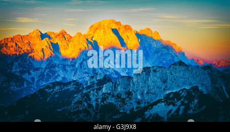 Vintage Foto von Bergen Sonnenaufgang. Julischen Alpen, Slowenien Stockfoto