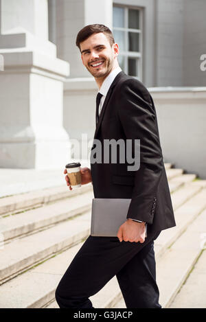 Positiven Mann auf den Spuren Stockfoto