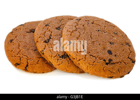 Drei Haferkekse mit Stücken von Schokolade und Zucker Kristalle isoliert auf weiss. Stockfoto