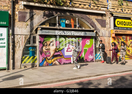 Passanten vor dem Brixton Pfund laden. Brixton Pfund ist Londons erste und derzeit nur lokale Währung Stockfoto