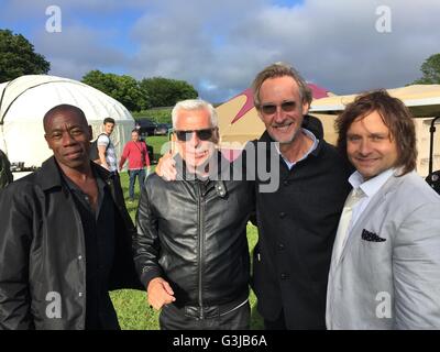 Mike und die Mechanik treffen Isle Of Wight Festival Promoter John Giddings (zweiter von links) backstage bei der Isle Of Wight Festival, Seaclose Park, Newport Isle Of Wight. Stockfoto