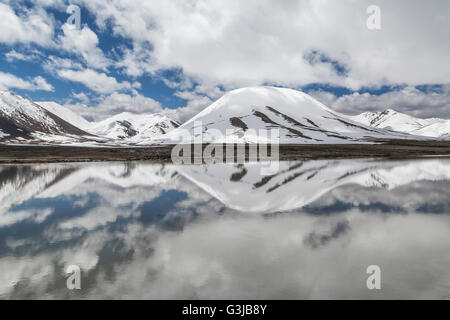 Bergsee und Spiegelungen im Wasser in Kirgisistan. Stockfoto